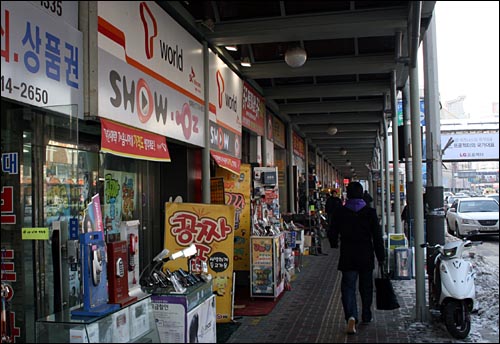  용산 전자상가 휴대폰 대리점들(사진은 기사 내용과 직접 관련 없습니다)