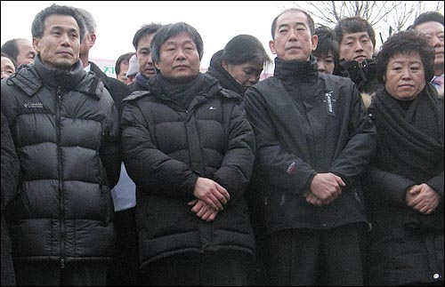 11일 오후 3시 이종회·박래군 범대위 공동집행위원장, 남경남 전철연(왼쪽부터) 의장 등 용산참사 관련 수배자 3인이 경찰에 자진출두하면서 명동성당 들머리에서 기자회견을 열고 있다. 