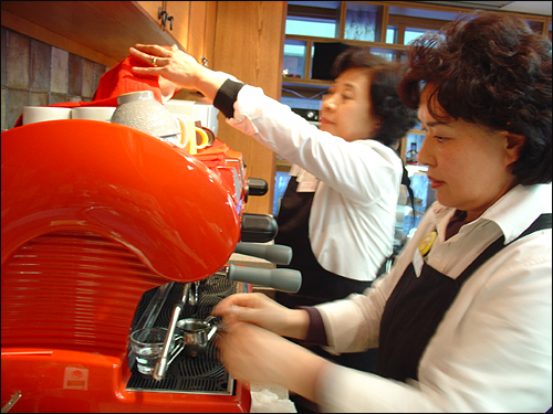 강정순(60, 앞), 변정숙(63, 뒤) 할머니가 커피를 만들고 있다.
