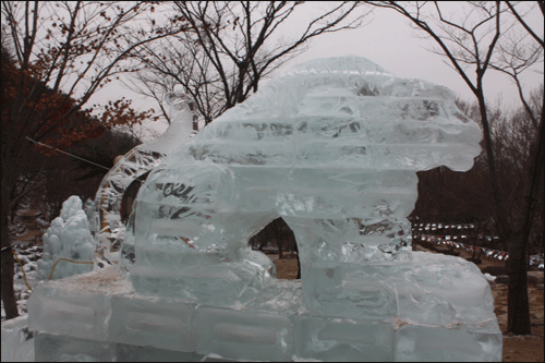 호랑이 형상을 얼음조각하여 만든 모습.