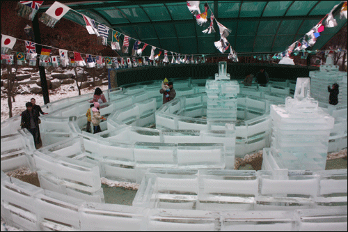 얼음으로 만든 미로에서 추억을 만들고 있는 방문객들.
