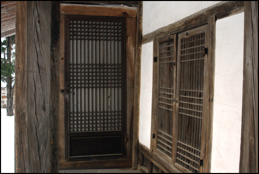 이자 고택은 사랑채의 남서쪽 모서리 마루방을 사당으로 꾸몄다.  좌측 문을 열고 들어서면 마루를 놓아 사당방으로 사용했다.