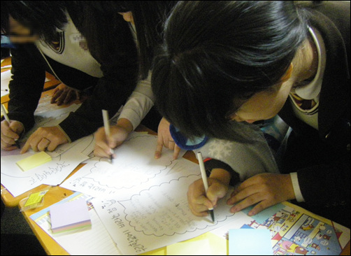 '나너우리'가 마련한 학생의 날 행사에 참여한 학생들이 '학교에 바라는 점'을 정성들여 쓰고 있다. 