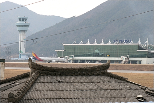 신흥촌에서 여수공항이 마주 보인다.