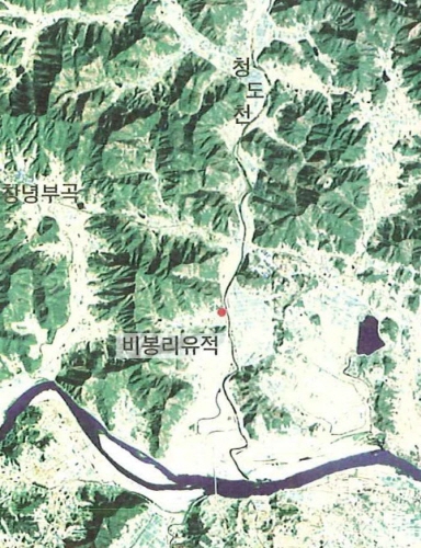아래에 흐르고 있는 강이 낙동강이며 청도천의 중간 즈음에 비봉리유적이 위치하고 있다.