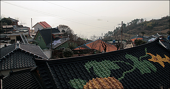 지붕에는 마을에 자생하는 야생화인 구절초, 용담, 엘레제 등이 그려져있어 풍미를 더해준다