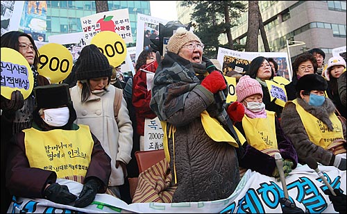 13일 정오 서울 종로구 주한일본대사관 앞에서 열린 900회 수요집회에서 위안부 피해자 길원옥 할머니가 일본군 위안부 강제동원 문제해결을 촉구하고 있다.