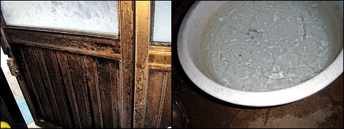 박연순 할머니 집 문의 안쪽에 서리가 껴있다.(왼쪽) 부엌 대야에 담겨있던 물도 꽁꽁 얼어 있다.