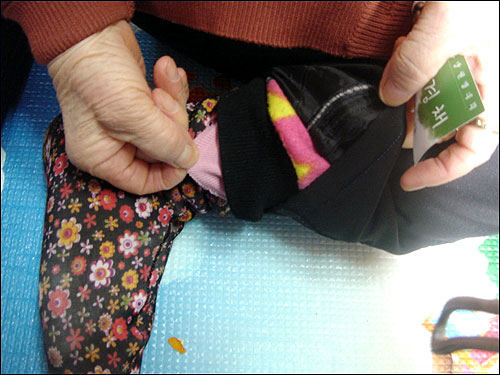 홍영필 할머니(82·신림6동)가 방 안에서도 겹겹이 껴 입은 옷을 보여주고 있다. 