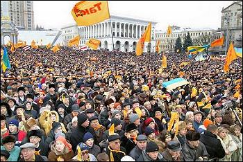 2004년 11월 우크라이나 '오렌지혁명' 당시 수도 키예프 독립광장에 모인 시위대.