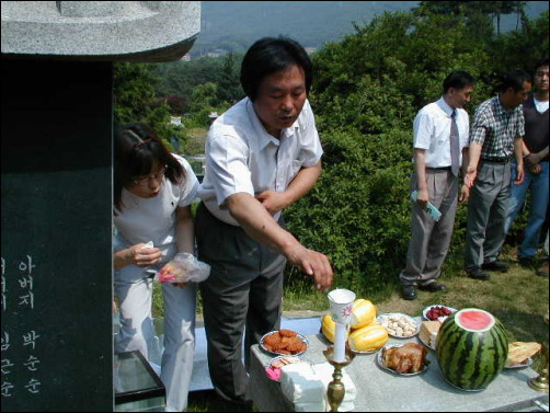 지난 2003년 6월 동생 박래전 열사 추모식을 맞아 마석 모란공원에 있는 묘역에서 분향하고 있는 박래군 인권운동사랑방 활동가. 그는 수배로 인해 2009년 처음으로 추모식에 불참했다. 