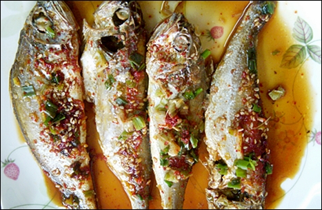 스텐그릇에 담아 찜통에 쪄낸 조기. 어떤 생선도 따라올 수없는 감칠맛을 지닌 조기 요리이다.
