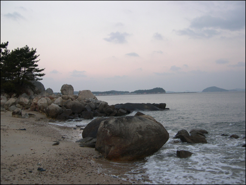 풍화작용으로 인해 절벽이 거의 깎여나가 썰물 때 무인도와 본섬 해안이 연결되는 면삽지 해변. 갯바위와 떨어져 암석조각으로 싸여 있는 해변이다. 
