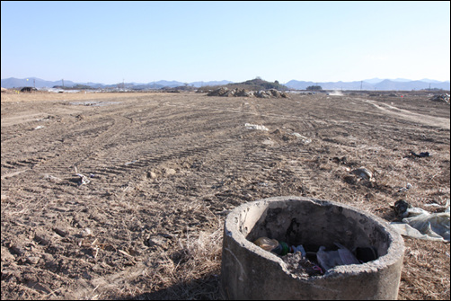 창원시 쪽 낙동강변에 있던 농업 관련 시설물들은 대부분 철거되고 땅을 고른 상태였다. 