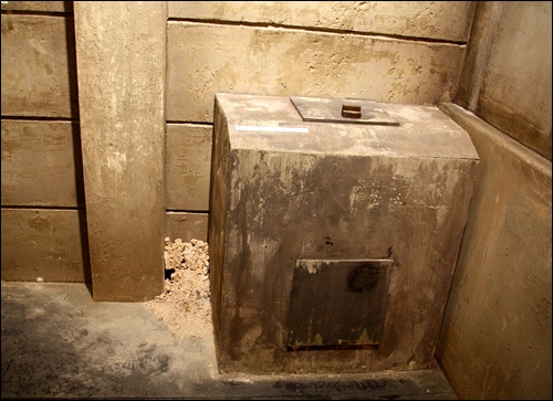 대문밖 시멘트로 만든 쓰레기통과 연탄재