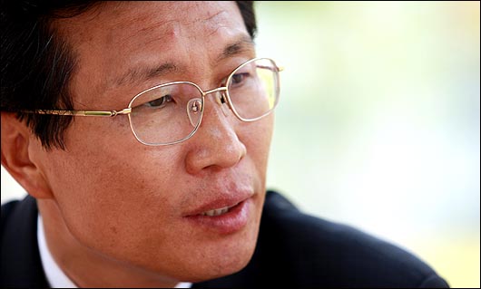 지난 2009년 5월 한상률 전 국세청장을 비판하는 글을 국세청 내부통신망 게시판에 올렸다가 광주국세청으로부터 파면 처분을 당한 김동일씨. 