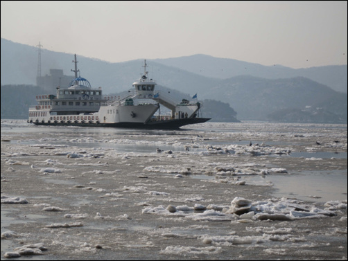 석모도와 강화본도를 운항하는 여객선이 유빙사이를 뚫고 외포리 선착장에 입항하고 있다. 
