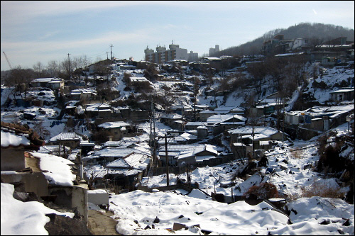 서울시 동작구 상도 4동 11구역 산 65번지 일대는 철거가 대부분 진행되어 30여 가구만 남아 있다.