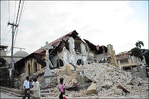 아이티 포르토프랭스에서 강진으로 붕괴된 건물의 모습.
