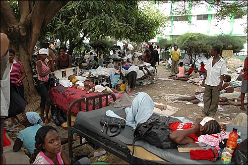 아이티 포르토프랭스에서 강진으로 커다란 피해가 발생되자 아이티 주민들이 구호의 손길을 기다리고 있다.