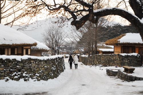 눈 쌓인 외암리 마을의 골목길 풍경