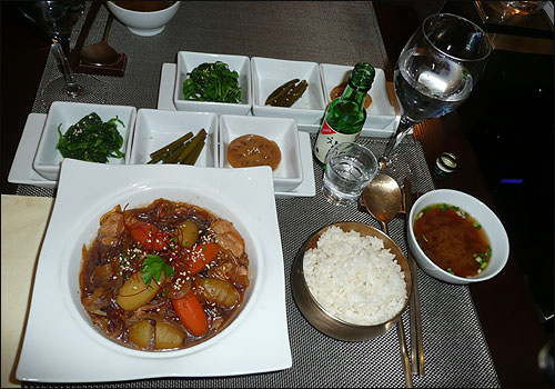 프랑스인의 입맛에 맞게 개발된 한국 식당의 상차림(안동 찜닭).