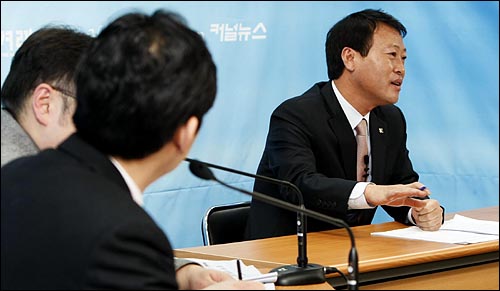  <희망과 대안>과 <민주넷> 공동주최 "2010 연합정치 실현, 구체적 길을 묻다" 토론회가 지난 19일 오전 서울 상암동 오마이뉴스 대회의실에서 진보신당 원내대표인 조승수 의원을 초청한 가운데 열렸다. 