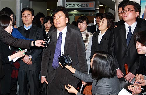 대법원이 지난 2008년 촛불정국의 핵심이었던 MBC 'PD수첩'의 광우병 보도에 대해 무죄를 확정했다. 사진은 지난 2010년 1월 2심에서 무죄 선고를 받은 조능희 PD(가운데)가 심경을 밝히는 장면. 
