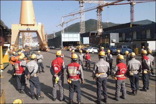 20일 오전 거제 대우조선해양에서 폭발과 함께 협력업체 소속 노동자 1명이 사망하는 산업재해가 발생했다. 사진은 안전교육과 토론을 하고 있는 노동자들의 모습.