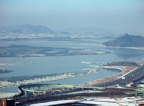 오른쪽의 오두산 통일전망대와 왼쪽의 북한 개풍군 지역이 통일된 한 지역으로 보입니다.