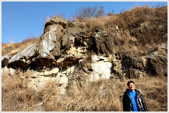 흥수굴 입구에서 옛 두루봉동굴 유적을 회상하는 홍순두 선생님