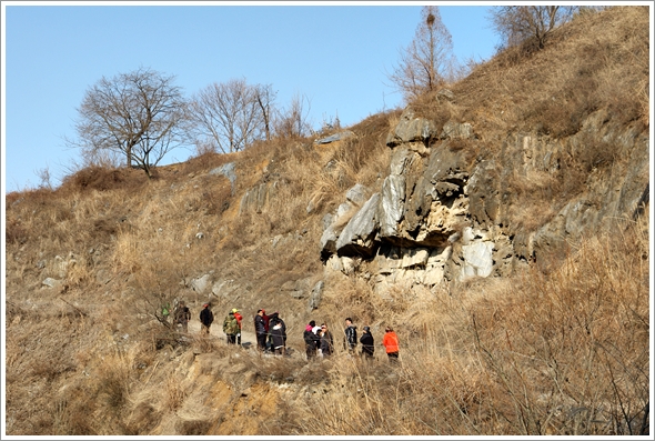채석장 입구에서 사라진 두루봉동굴을 아쉬워하는 청주삼백리 회원들