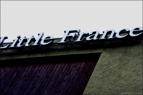 숙소 리틀 프랑스 제주에는 하이킹 여행객들을 위한 저렴한 게스터하우스도 많이 있다.