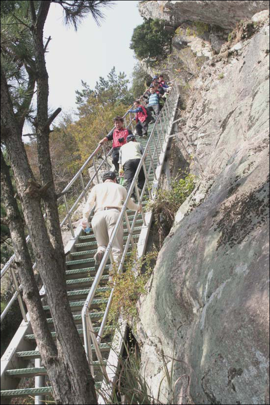 지리산으로 가는 길 암벽등반의 스릴을 느끼게 하는 45도의 철제 사다리.  안전사고를 위해 곳곳에 철제계단과 로프를 묶어 놓았다.