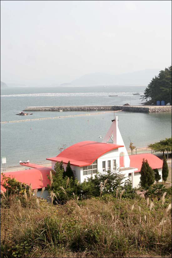 대항 마을회관 해안일주도로에서 바라볼 때 아주 이국적인 건물이라 생각해 해안가로 내려가보았는데 마을회관이었다. 마치 마라도의 그 아름다운 성당 같았다.