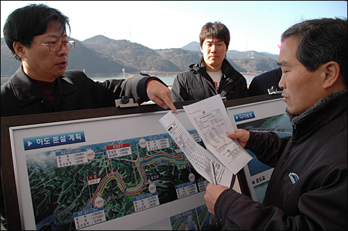 21일 달성보 공사 현장에서 김좌관 부산가톨릭대 교수(왼쪽)와 한국수자원공사 이현노 단장이 토양 측정에 대해 이야기를 나누고 있다.