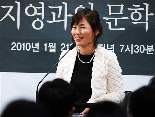 소설가 공지영씨가 21일 저녁 서울 상암동 오마이뉴스 대회의실에서 '글쓰기의 힘, 공지영과의 문학 데이트'를 주제로 '<오마이뉴스> 10만인클럽 특강'을 하고 있다. 