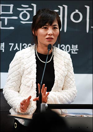 소설가 공지영씨가 21일 저녁 서울 상암동 오마이뉴스 대회의실에서 '글쓰기의 힘, 공지영과의 문학 데이트'를 주제로 '<오마이뉴스> 10만인클럽 특강'을 하고 있다. 