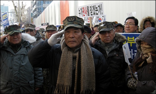 22일 서울 서초동 대법원 앞에서 보수단체들이 '반헌법 반국가 법관퇴출, 사법부 개혁촉구' 집회를 시작하기에 앞서 '국기에 대한 경례'를 하고 있다.