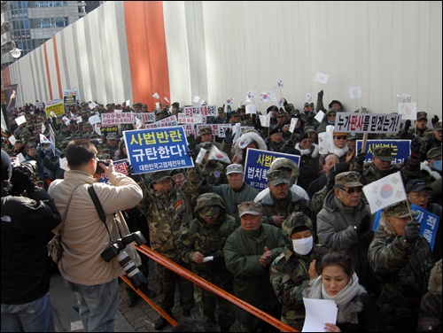 22일 서울 서초동 대법원 앞에서 보수단체들이 '반헌법 반국가 법관퇴출, 사법부 개혁촉구' 집회를 열고 있다.