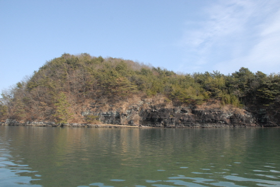 북측 사면은 가파른 바위 절벽이 펼쳐진다.