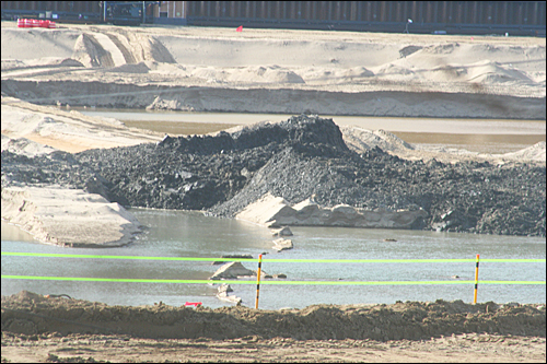 1월 22일 함안보 공사 현장에서 오니토가 나와 환경단체는 정밀조사를 요구하고 있다. 사진에서 보면 중간에 있는 시커먼 흙이 오니토이며, 건너편 모래는 상대적으로 깨끗한 상태다.