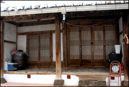건넌방을 지나 두 칸으로 꾸며진 사랑은 한 칸은 마루방으로 하고, 끝의 방은 북쪽에 감실을 낸 사당으로 사용한다. 