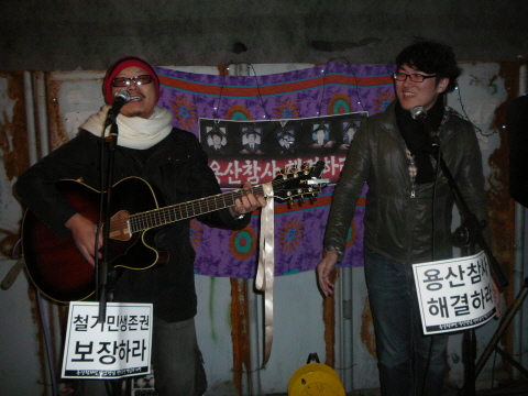 용산 참사 해결을 위해 노래로 연대하고 있는 박종윤씨(우측). 