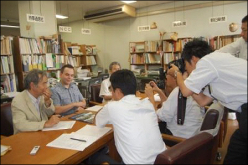 작년 9월 14일, 나가사키에 오자 마자 기자회견을 하고 있는 알렉산다 바이스 씨. 그는 군대에 가는 대신, 대체복무를 신청하였고, 나가사키 평화자료관에서 11개월 동안 '평화의 일'로 대체복무를 이행한다.