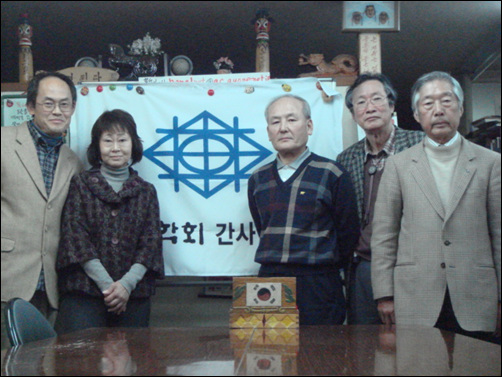 한글학회 일본 간사이 지회 제 7 차 연구 발표 모임을 마치고 회원들과 함께 기념으로 찍은 사진입니다. 오른쪽부터 한남수 회원, 김리박 지회장, 한성 회원, 우에노 간사, 박현국 회원입니다.