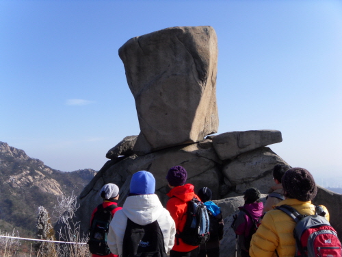 사모바위 여인을 기다리다 망부석이 된 것치고는 너무 당당한 모습이다. 사모를 쓴 장군 전설이 더 어울린다.