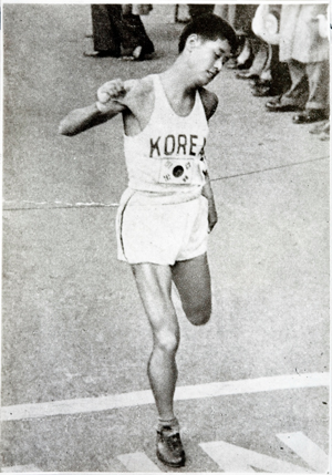  1950년 보스턴 마라톤대회에서 함기용 선수가 1위로 결승선을 통과하는 모습.