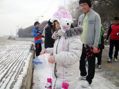  최가현(9)양이 아버지(최광일, 김포마라톤동호회)를 따라 자원봉사에 나섰다.