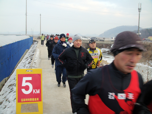  강화ㆍ김포 마라톤동호회 합동훈련식에 참가한 회원들이 5km 지점을 통과하고 있다.